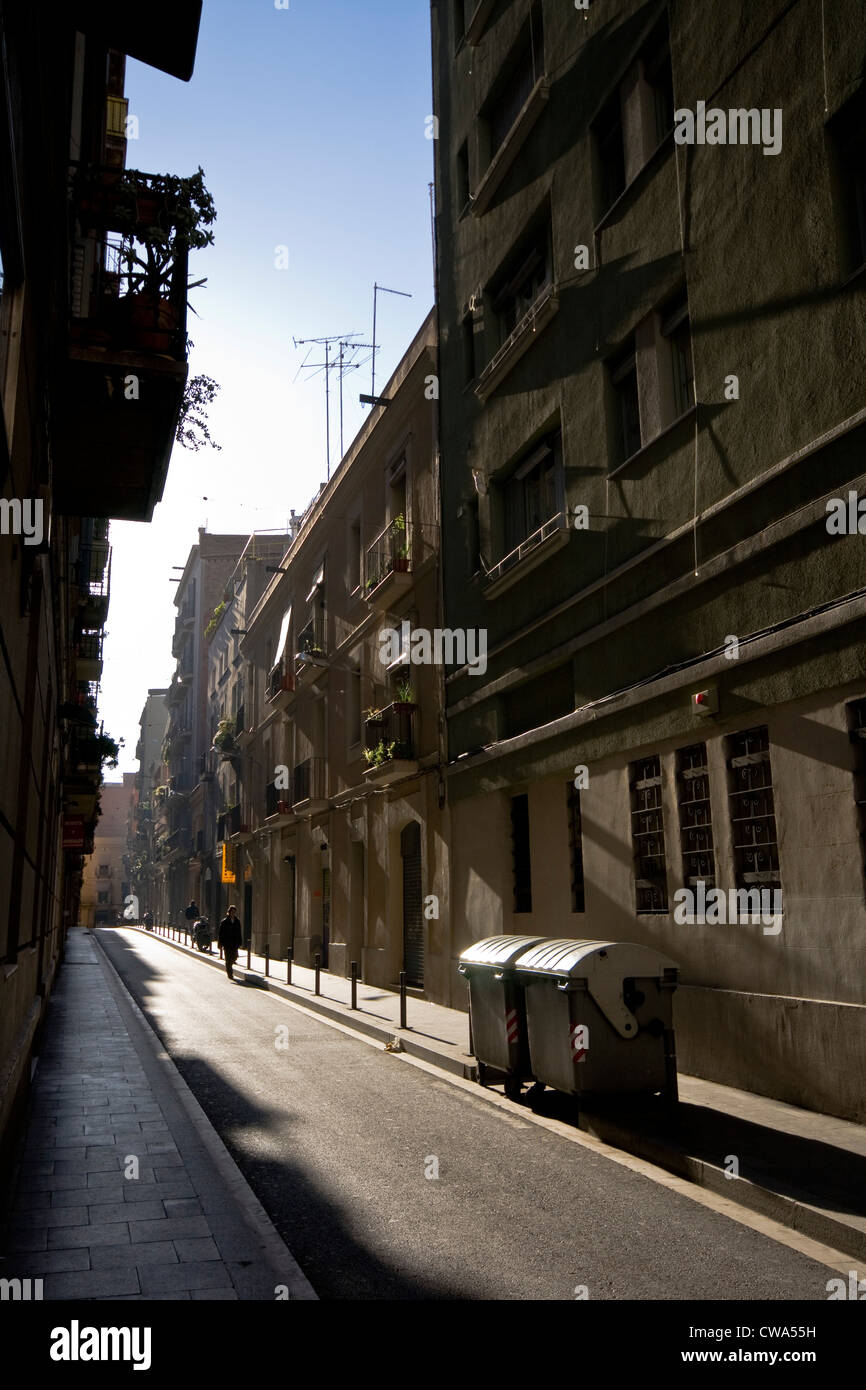 Barcelona-Straße mit Sonne und Schatten Stockfoto