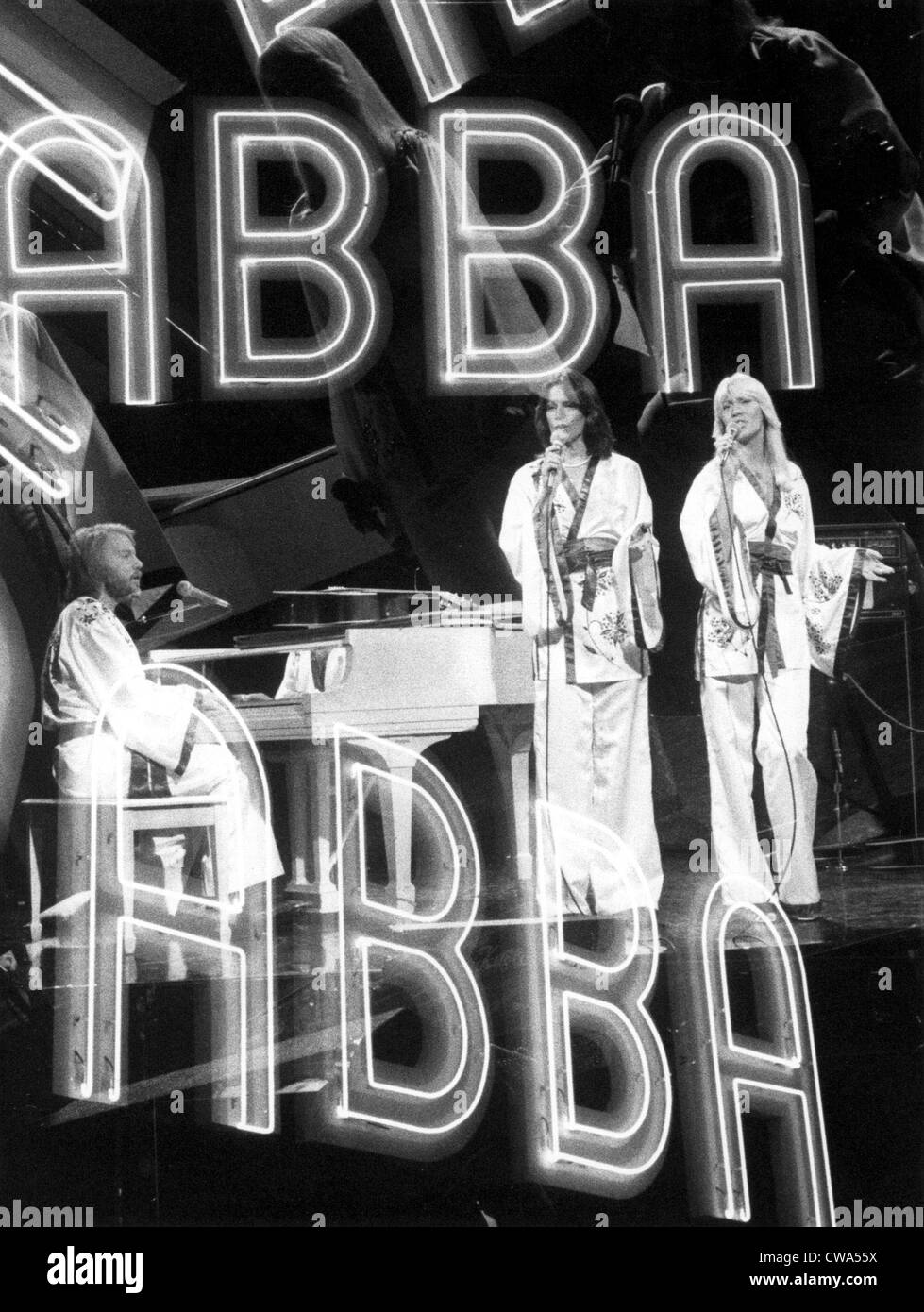 ABBA im Jahr 1976 auf einem NBC-Programm durchführen... Höflichkeit: CSU Archive / Everett Collection Stockfoto