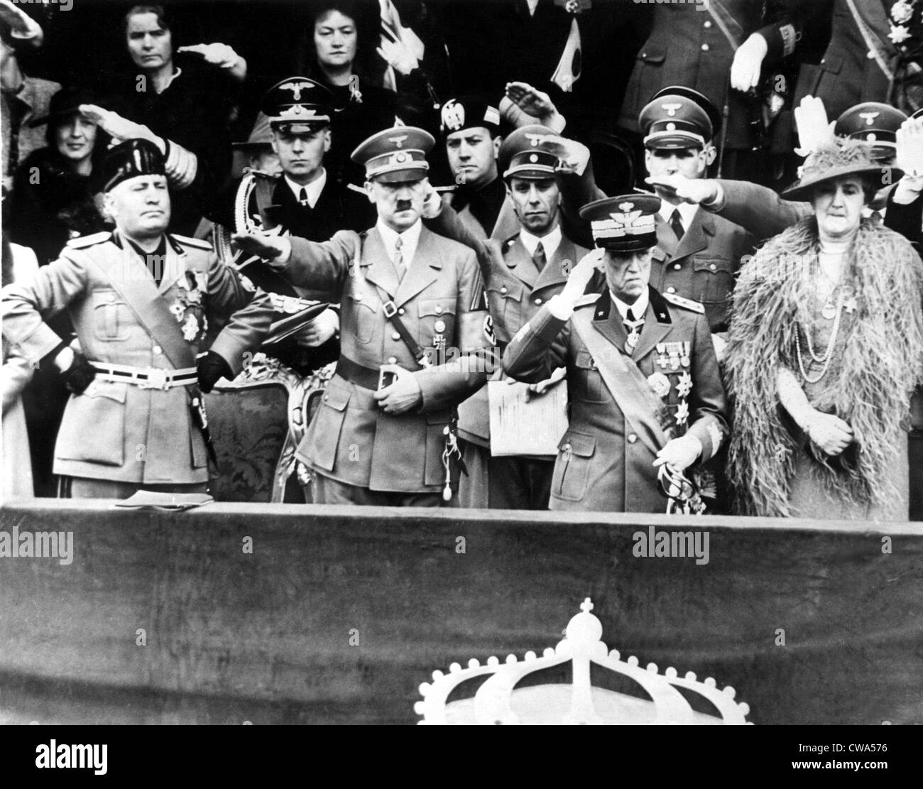 Rom, Italien: Premier Benito Mussolini (links) sieht eine Parade der italienischen macht mit (von links nach rechts) seinen Gast Adolf Hitler, König Stockfoto