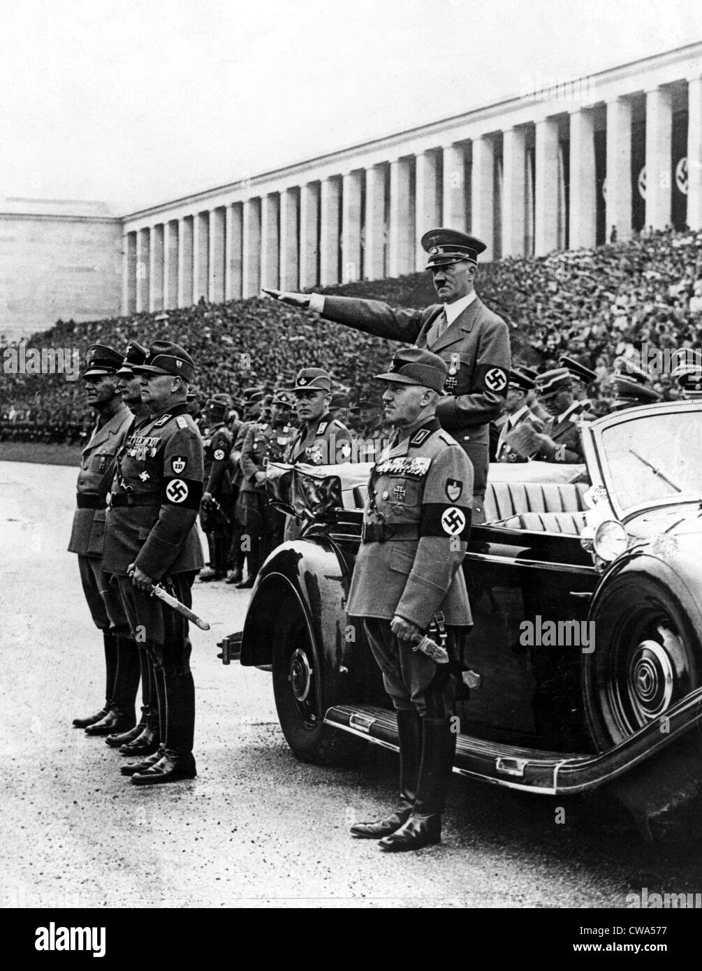 Nürnberg - Reichskanzler Hitler (im Auto stehen) begrüßt Mitglieder des Corps Arbeiter als Theymarched von während einer Überprüfung Stockfoto