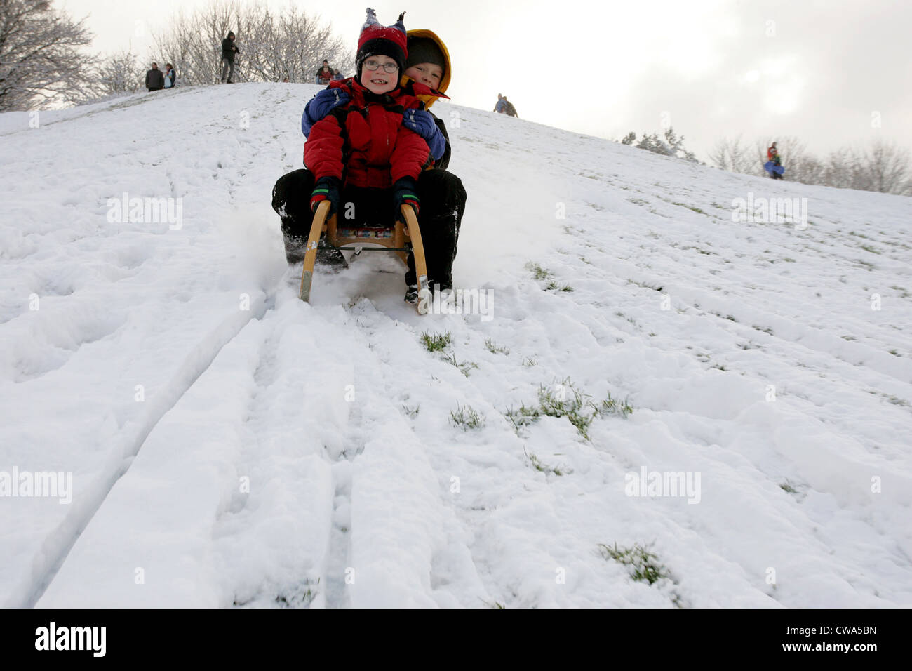 Berlin, Kinder Rodeln im Britzer Garten Stockfoto