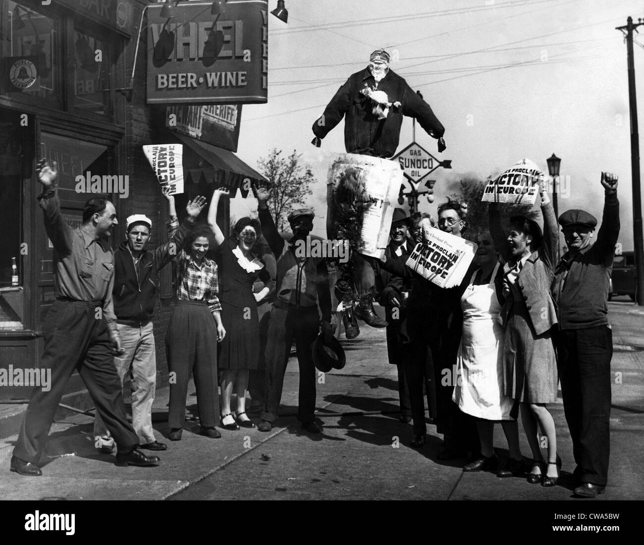 Eine Menschenmenge in Ohio VE Tag und dem Ende des zweiten Weltkriegs in Europa durch die Verbrennung ein Bildnis von Adolf Hitler zu feiern. Die Cleveland Stockfoto