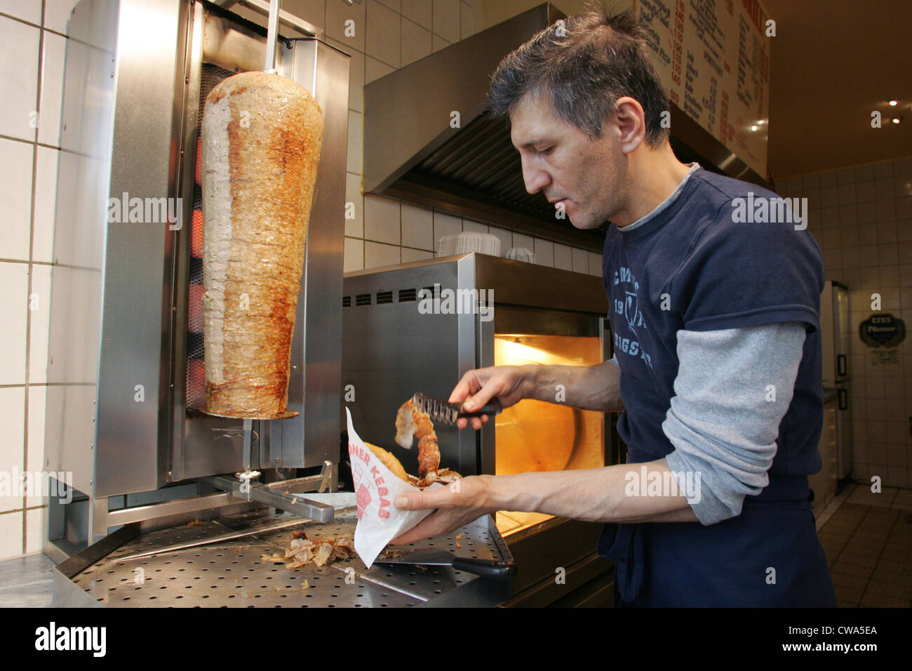 Berlin, ein Verkäufer wird das Fleisch in einem Sandwich-Beutel Stockfoto