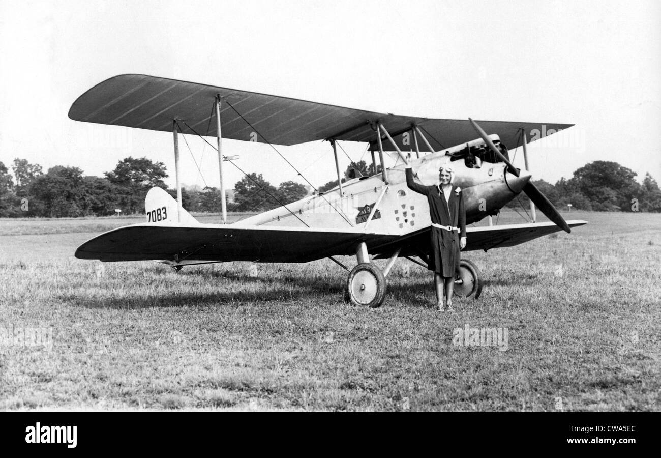 BRIARCLIFF, NY--Miss Amelia Earhart, die bekannte Pilot testete erstmals die Avro-Vogelgrippe Doppeldecker was sie Stockfoto