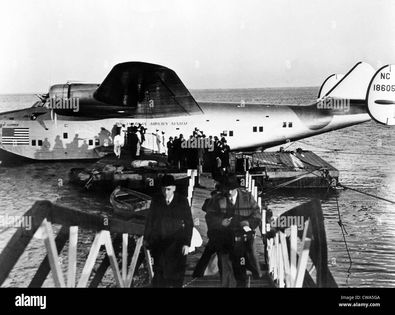 Die ersten Passagiere über den Atlantik verlassen Pan American Dixie Clipper Flugzeug in Lissabon, Portugal. Das Flugzeug abhob Stockfoto