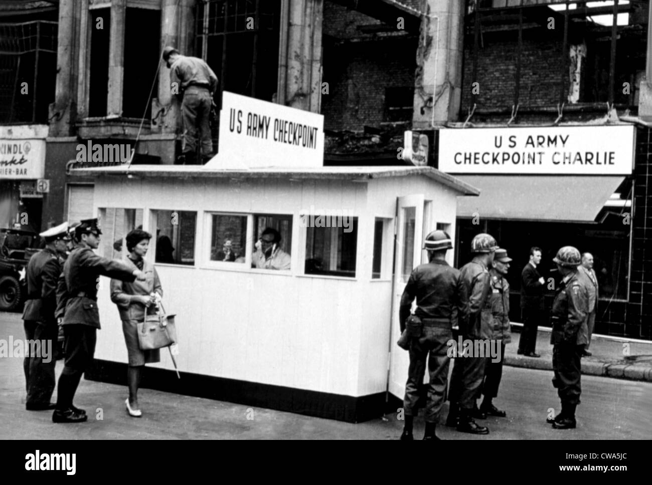 Checkpoint Charlie an der Berliner Mauer, 27.09.67. Höflichkeit: CSU Archive / Everett Collection Stockfoto