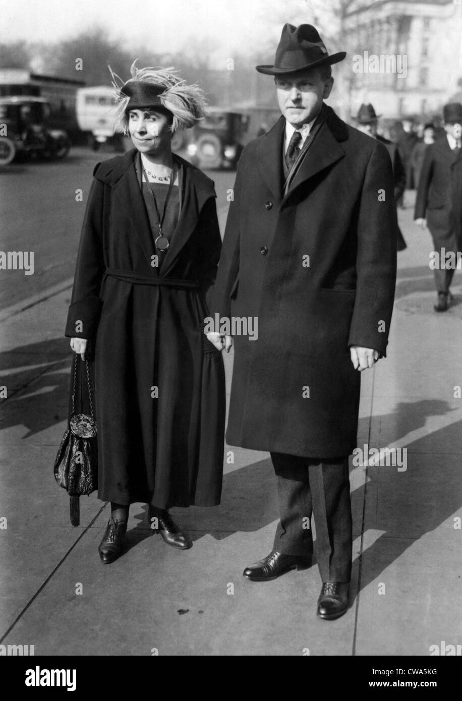 Calvin Coolidge mit seiner Frau in Washington D.C. bei seinem Vize-Präsidentschaft, 1921. Höflichkeit: CSU Archive/Everett Collection Stockfoto