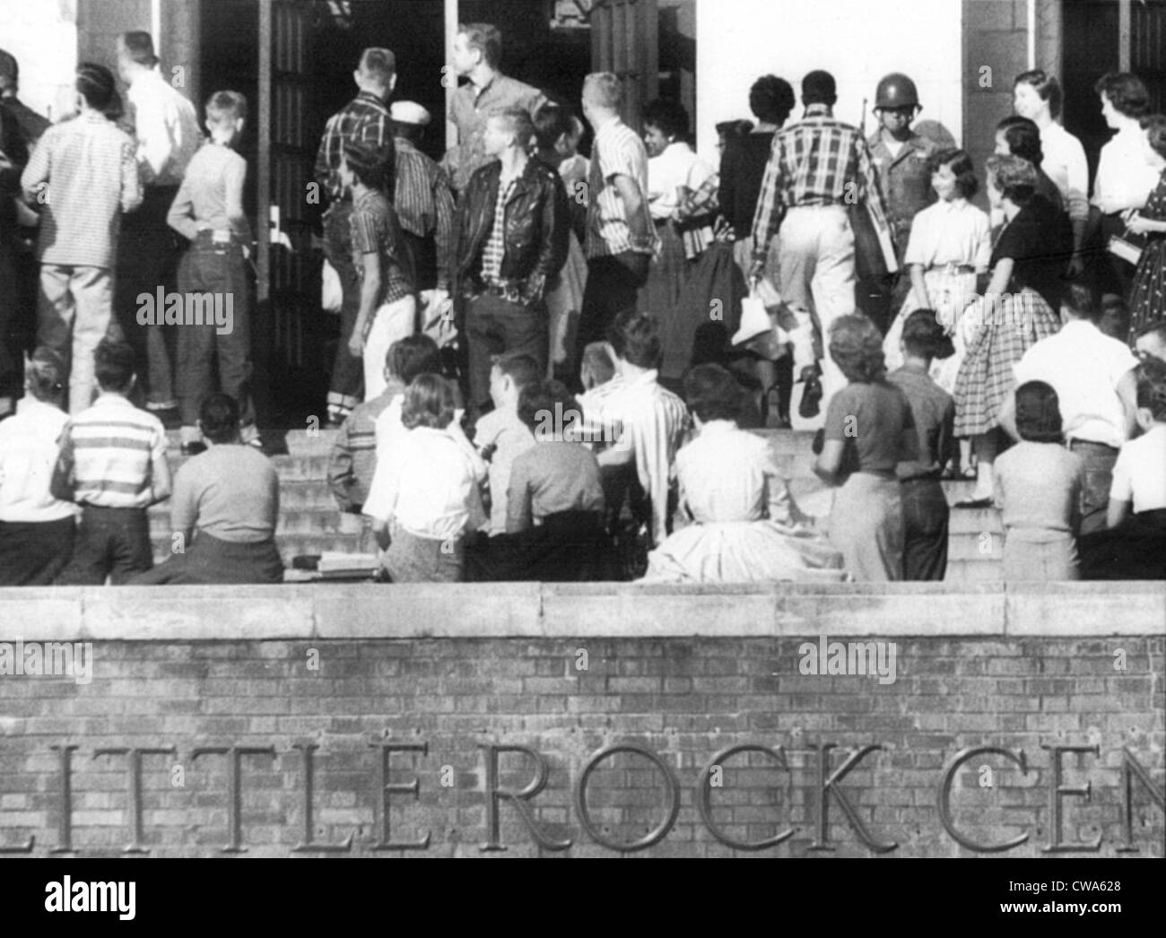 Little Rock, Arkansas: mit eine einsame Wache aus der 101. Airborne Wache in der Nähe von den Haupteingang des zentralen hoch, neun Stockfoto