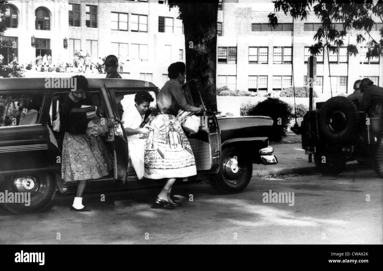 Little Rock, Arkansas: Schwarze Studenten der Central High ankommen in der Schule begleitet von Grenzübergriffe Nationalgardisten, 01.10.57... Stockfoto