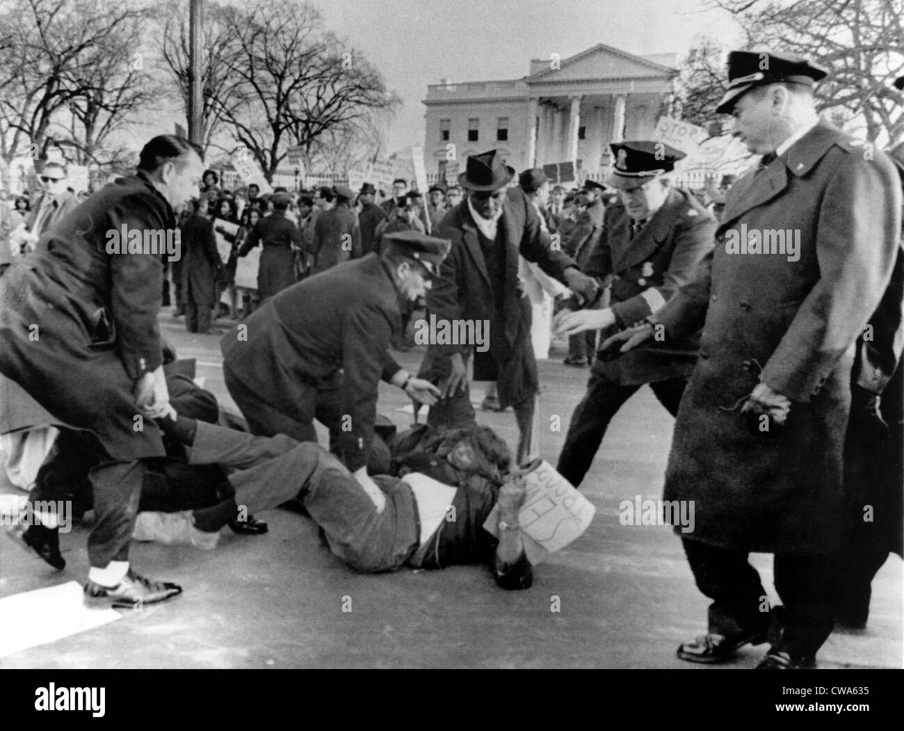 Bürgerliche Rechte Demonstranten in Washington D.C.block Verkehr vor dem weißen Haus, 12.03.65. Höflichkeit: CSU Archive / Stockfoto