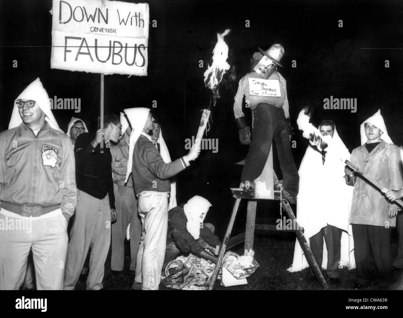 Universität von Toronto Studenten brennen ein Bildnis von Arkansas Gouverneur Orval Faubus (D). Toronto, Ontario, Kanada. 08.10.57. Stockfoto