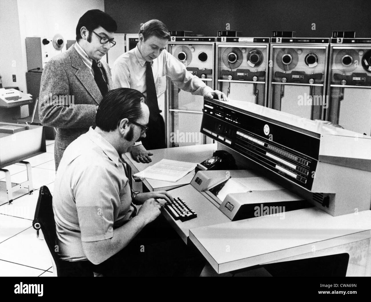 Beamte an der Hauptkonsole der Univac 1108, 1972. Höflichkeit: CSU Archive/Everett Collection Stockfoto