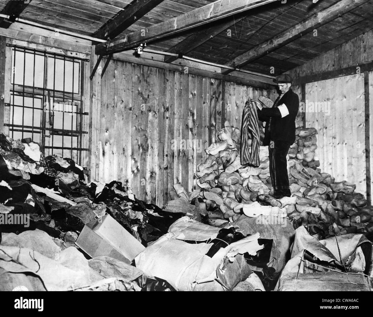 Berge von Kleidung und Schuhe, die Zugehörigkeit zu Gefangenen in einem Konzentrationslager in der Nähe von Natzviller, Frankreich, 1944. Höflichkeit: CSU Stockfoto