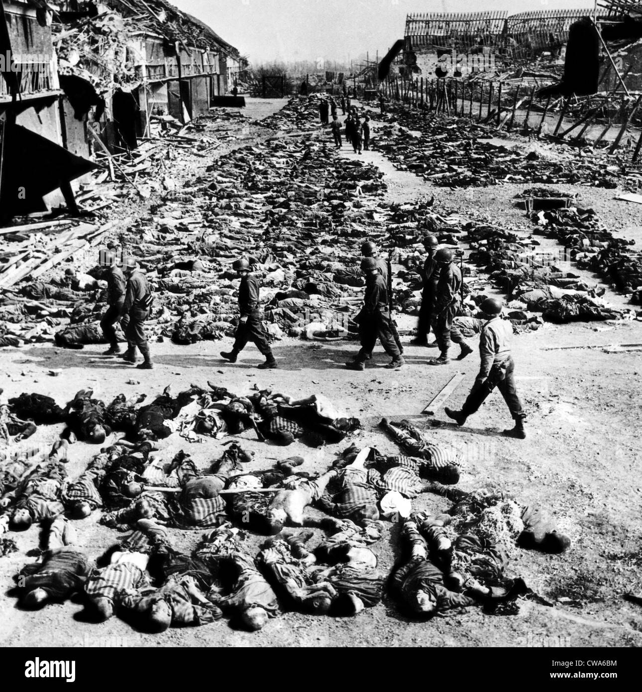 Reihen der ausgemergelten Körper füllen den Hof im Konzentrationslager Nordhaussen 1945. Höflichkeit: CSU Archive/Everett Collection Stockfoto