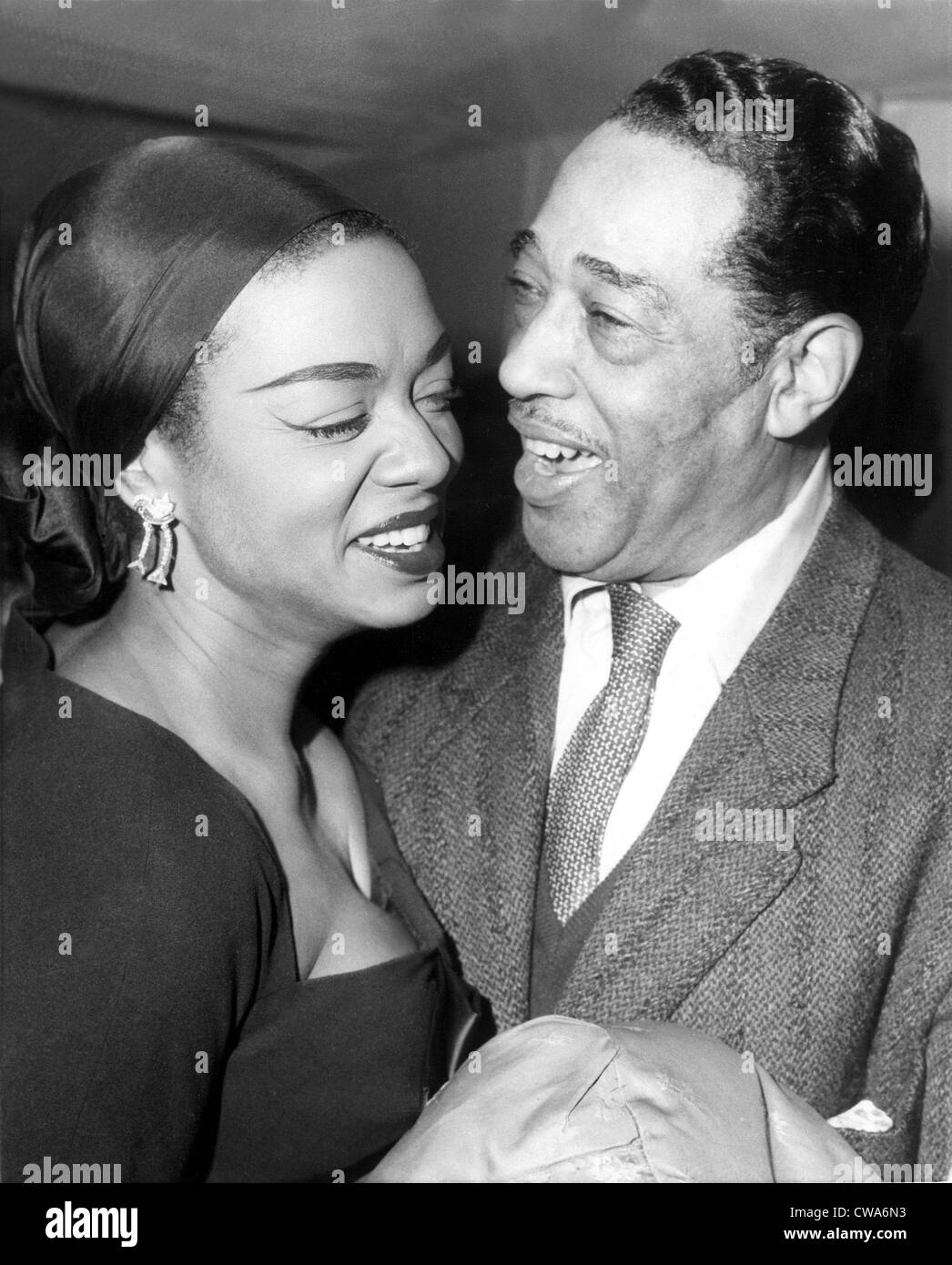 PARIS: American jazz Bandleader Duke Ellington mit Pianist-Sänger Hazel Scott bei einem Empfang zu seinen Ehren in plaudert der Stockfoto