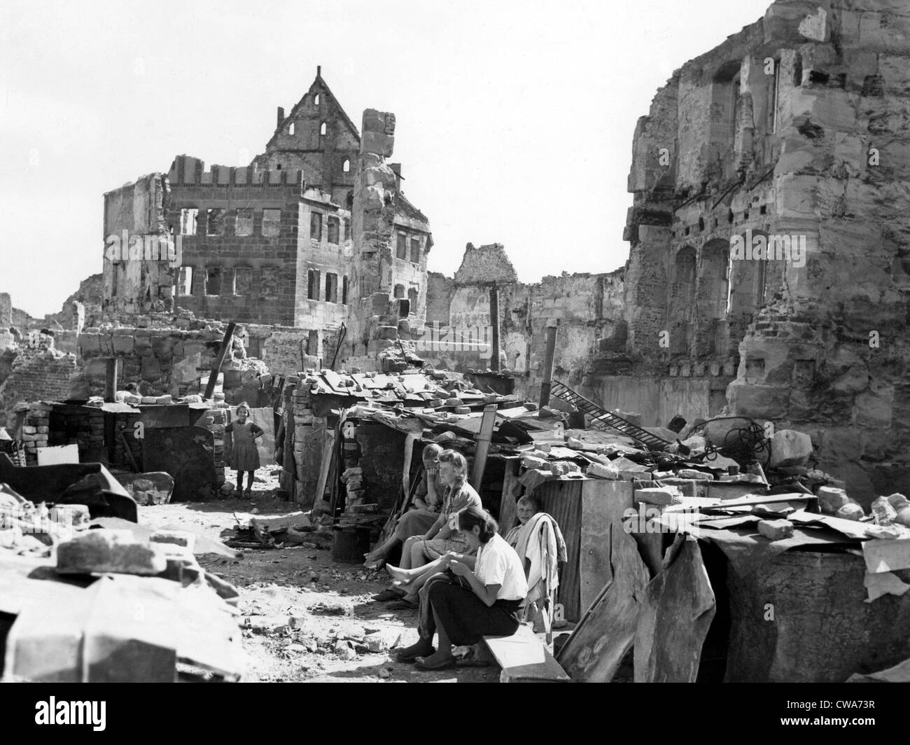 Nachkriegszeit Nürnberg, Leben unter den Ruinen 19.09.45. Höflichkeit: CSU Archive / Everett Collection Stockfoto