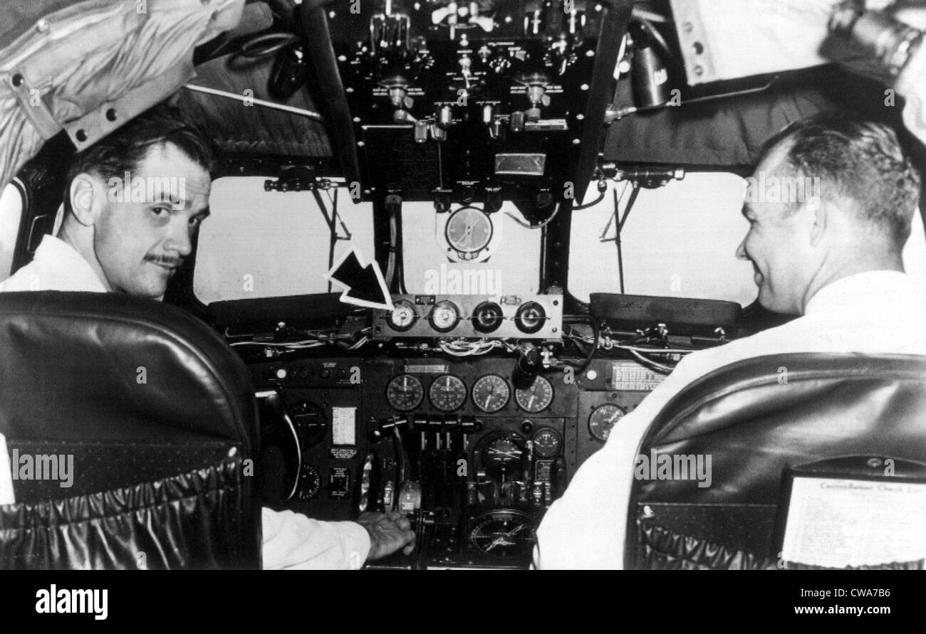 HOWARD HUGHES, fliegt das erste Passagierflugzeug mit Radar ausgerüstet. c. 1940. Höflichkeit: CSU Archive / Everett Collection Stockfoto