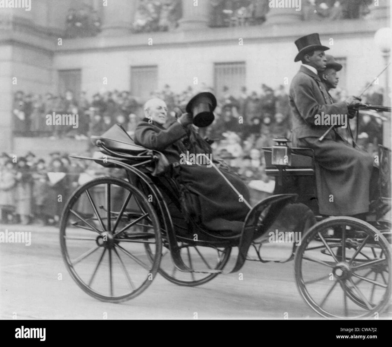 Woodrow Wilson (1856-1924) winken Zylinderhut Menge von offenen Wagen während Armistice Day 1919 Prozession für die unbekannten Soldaten Stockfoto