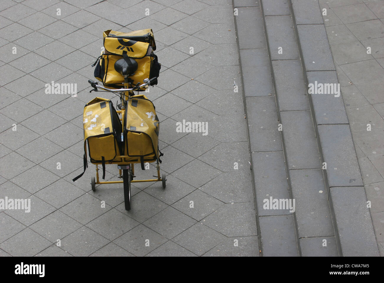 PostboteFahrrad Deutsche Post Stockfoto