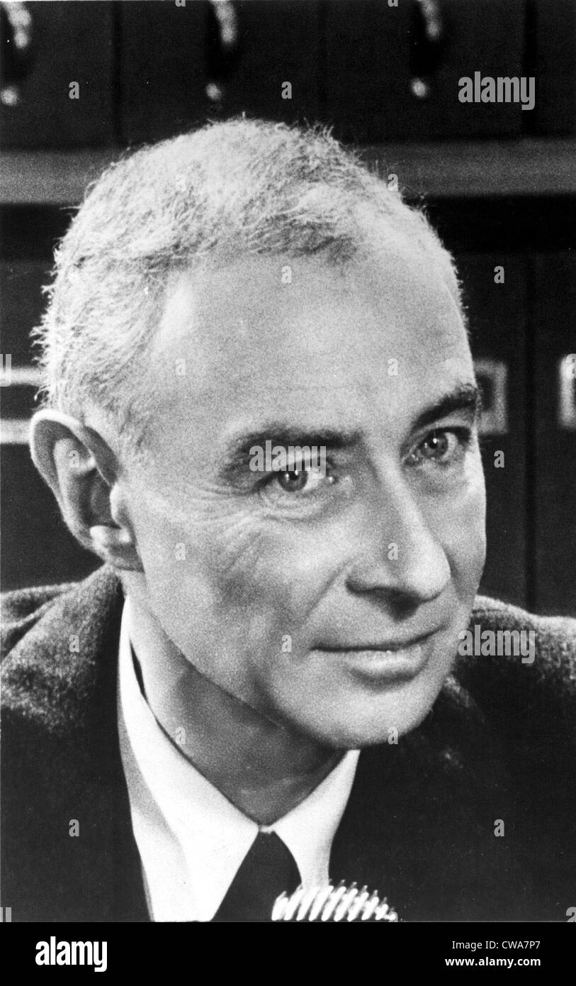 J. ROBERT OPPENHEIMER-Leiter des Manhattan-Projekts (die Atombombe entwickelt). Höflichkeit: CSU Archive / Everett Collection Stockfoto