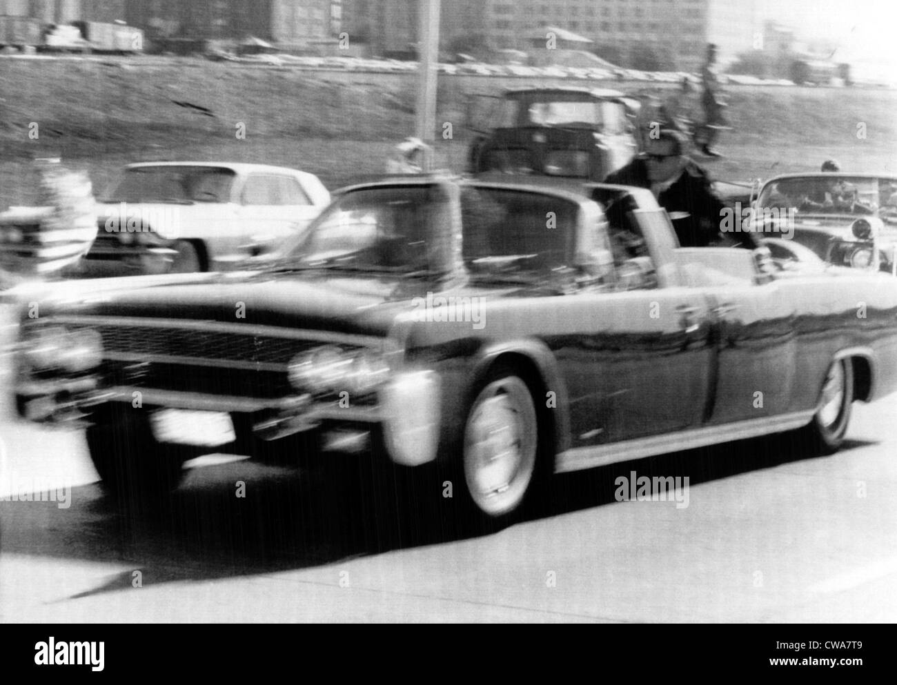 Präsident John F. Kennedy ist in Richtung Parkland Krankenhaus gehetzt, nachdem er von einem Attentäter Kugel, 22. November 1963, Dallas getroffen wird, Stockfoto