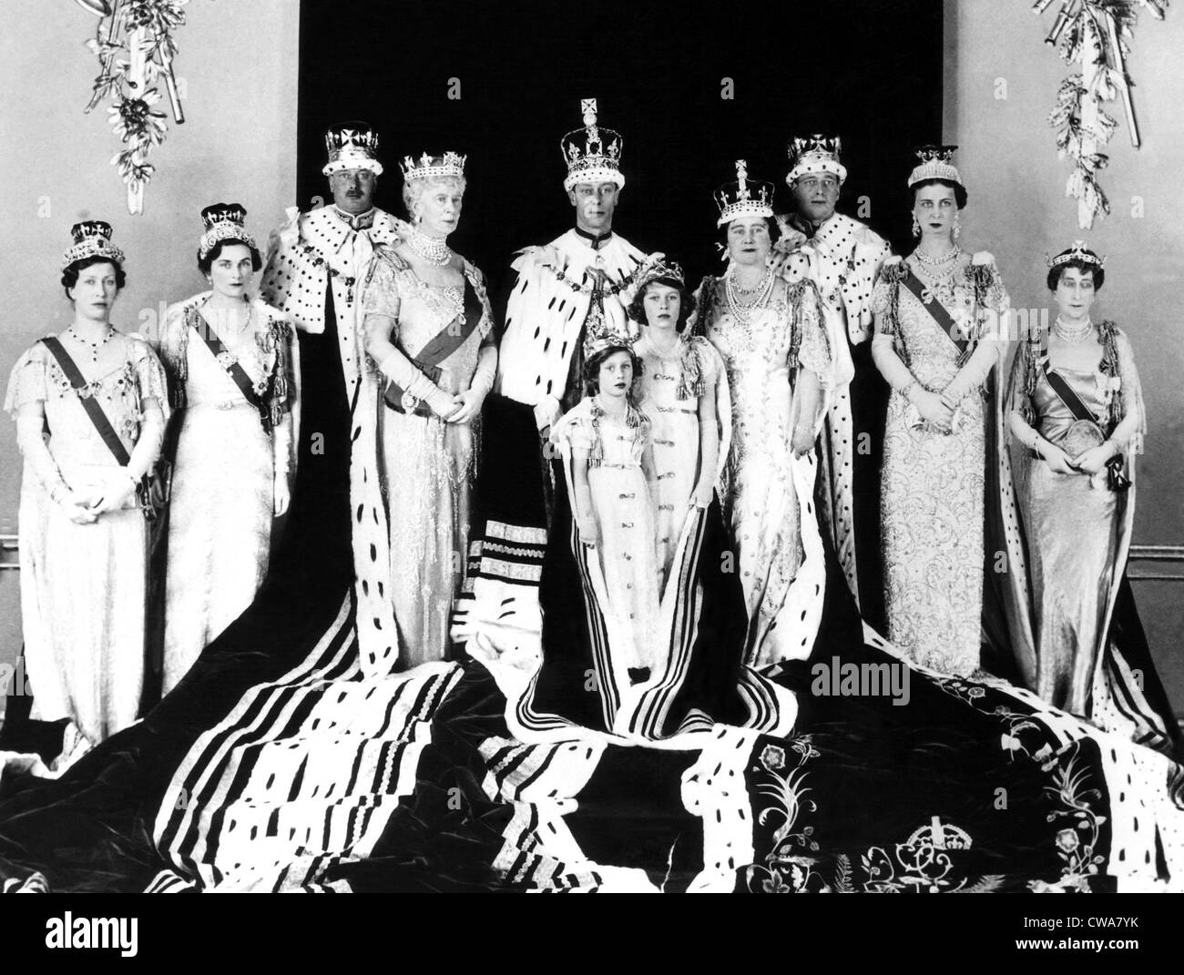 Die königliche Familie posiert für die offizielle Krönung Gruppenbild. Rücken Sie, l-R, königliche Prinzessin Anne, Prinzessin Alice, Prinz Heinrich, Stockfoto