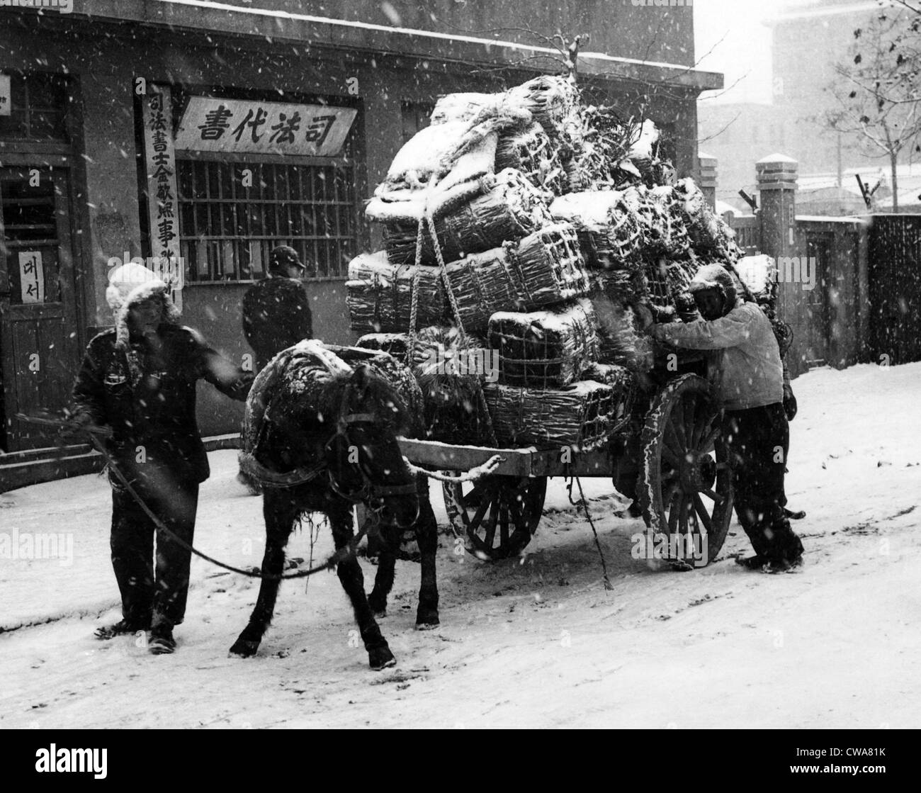 Korea-Krieg: Zivilisten laden einen Wagen mit ihren Habseligkeiten vor der Flucht Seoul, Korea 1950... Höflichkeit: CSU Archive / Everett Stockfoto