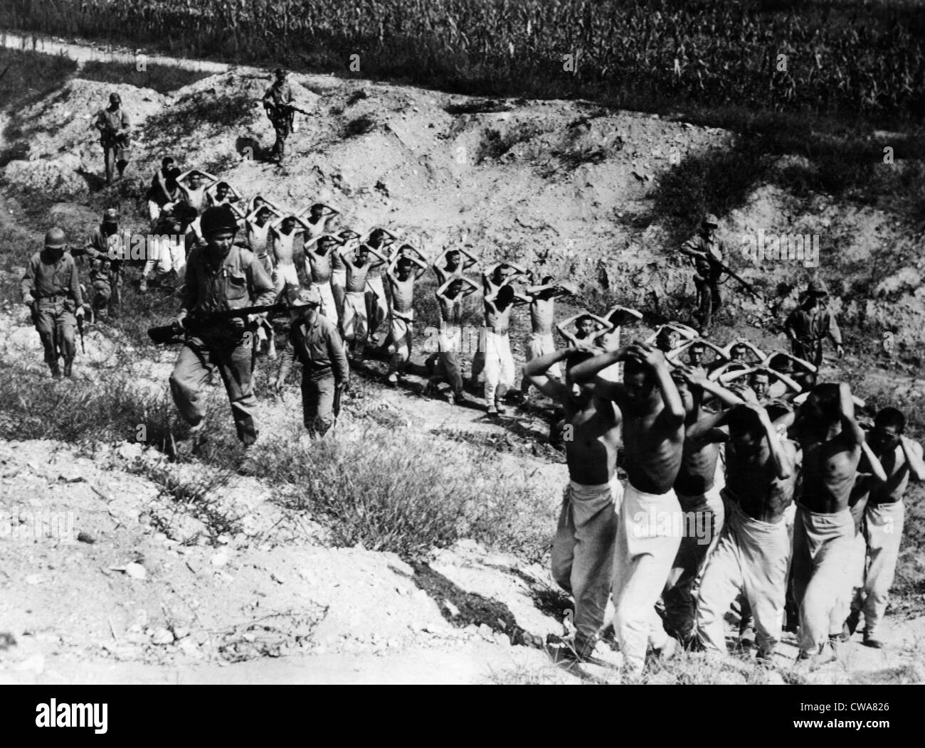 Nordkoreanischen Gefangenen in einem Gefangenenlager in Südkorea, 1953 geführt... Höflichkeit: CSU Archive / Everett Collection Stockfoto