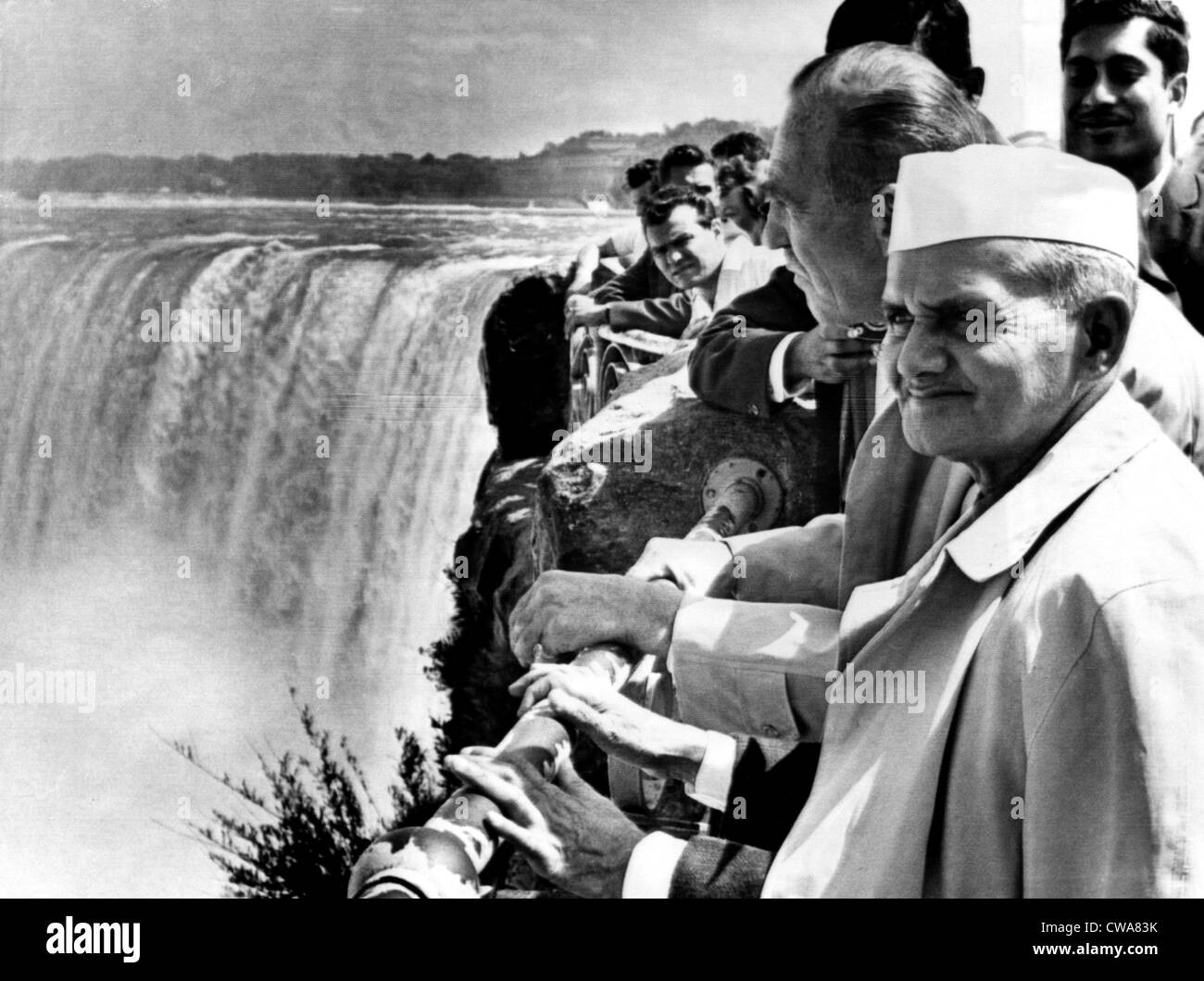 Indischer Premierminister Lal Bahadur Shastri besucht Niagarafälle, 1965. Höflichkeit: CSU Archive / Everett Collection Stockfoto