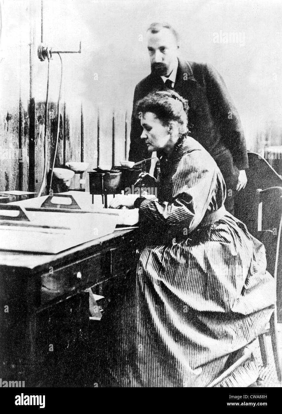 Marie und Pierre Curie, im Jahre 1904 in Paris Labor gezeigt... Höflichkeit: CSU Archive / Everett Collection Stockfoto