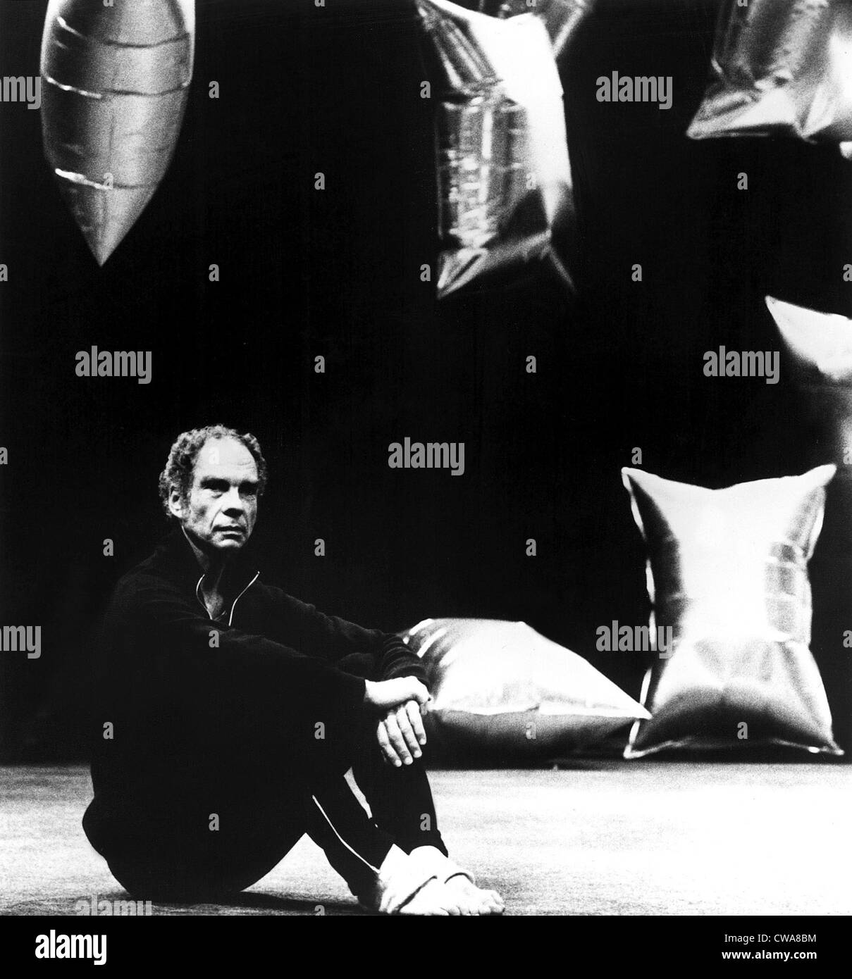 Merce Cunningham am Set der Produktion Regenwald in den 1970er Jahren (Dekor von Andy Warhol). Höflichkeit: CSU Archive / Everett Stockfoto