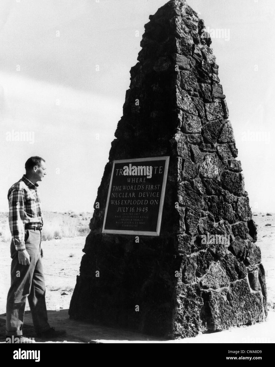 Ein Mann liest die Plakette auf ein Denkmal an der Trinity Site, wo die erste Atomexplosion, Socorro, New Mexico stattfand, Stockfoto