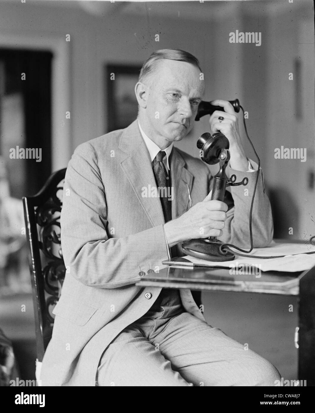 Präsident Calvin Coolidge (1872-33) mit einem Telefon, zwei Tage nach dem plötzlichen Tod von Präsident Warren Harding am 2. Aug., Stockfoto