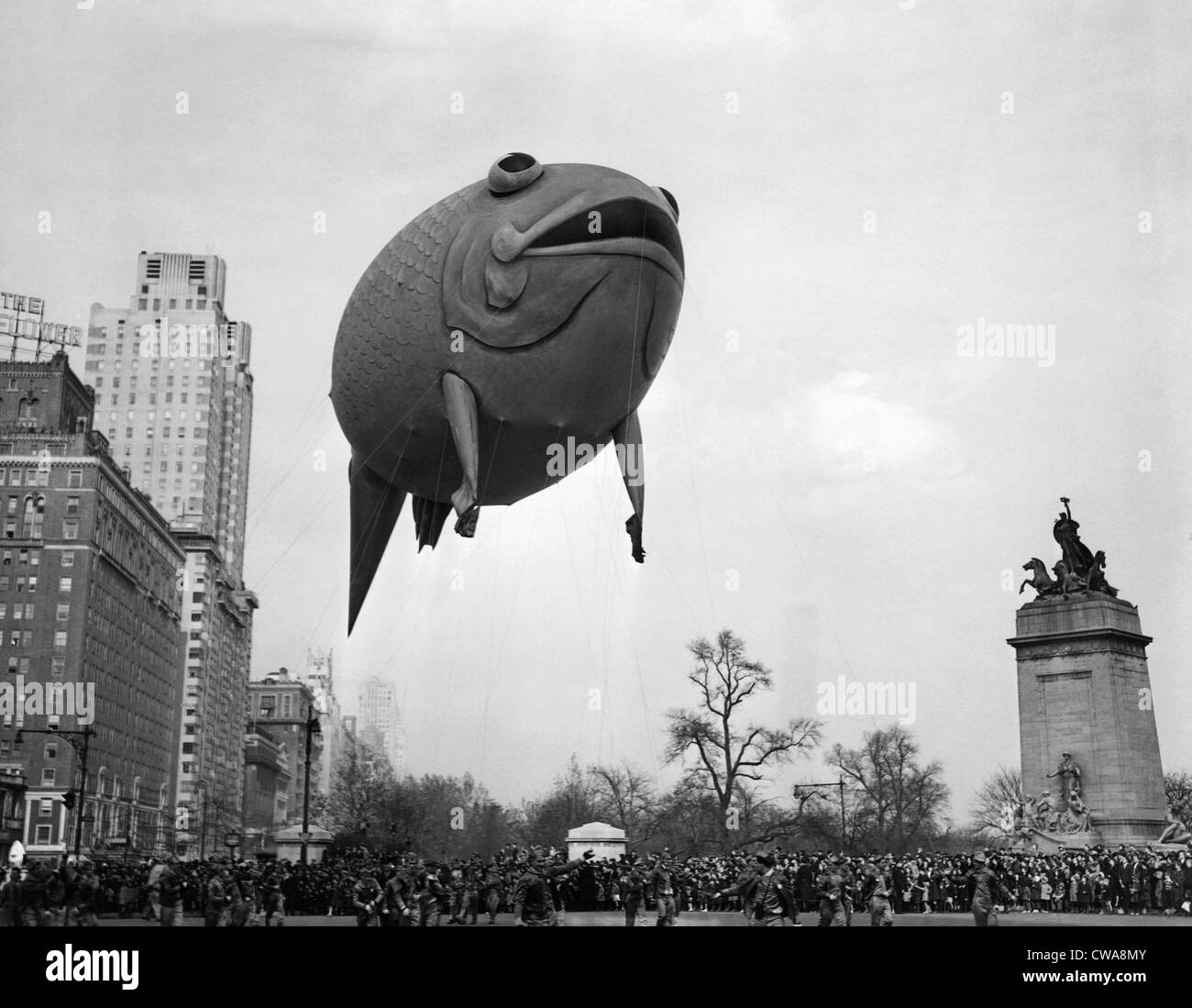 Columbus Circle: Die Macy's Thanksgiving Day Parade, New York, 21. November 1941... Höflichkeit: CSU Archive / Everett Collection Stockfoto