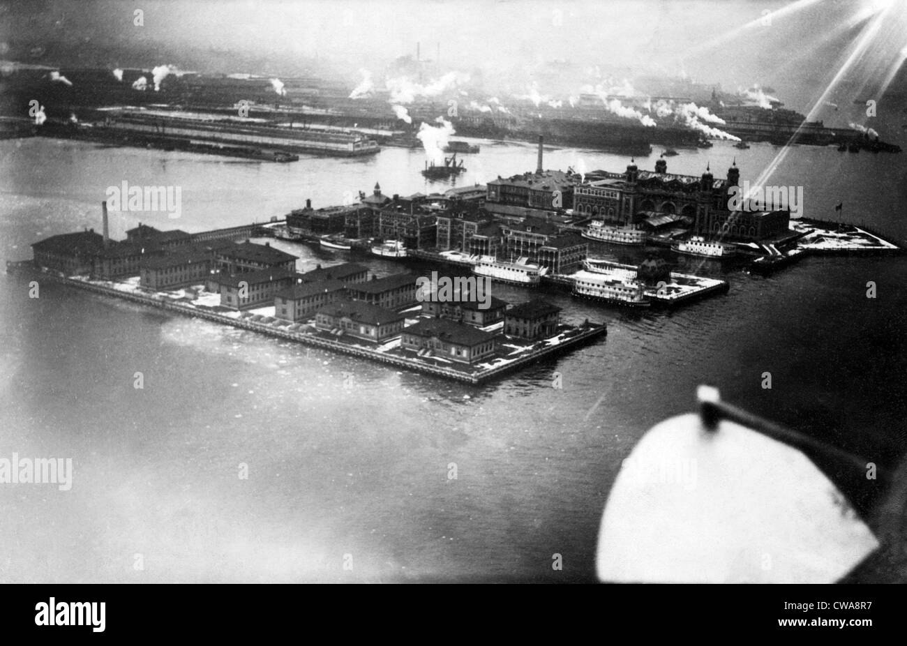 Blick auf Ellis Island von Flugzeug, New York City, ca. 1912. Höflichkeit: CSU Archive/Everett Collection Stockfoto