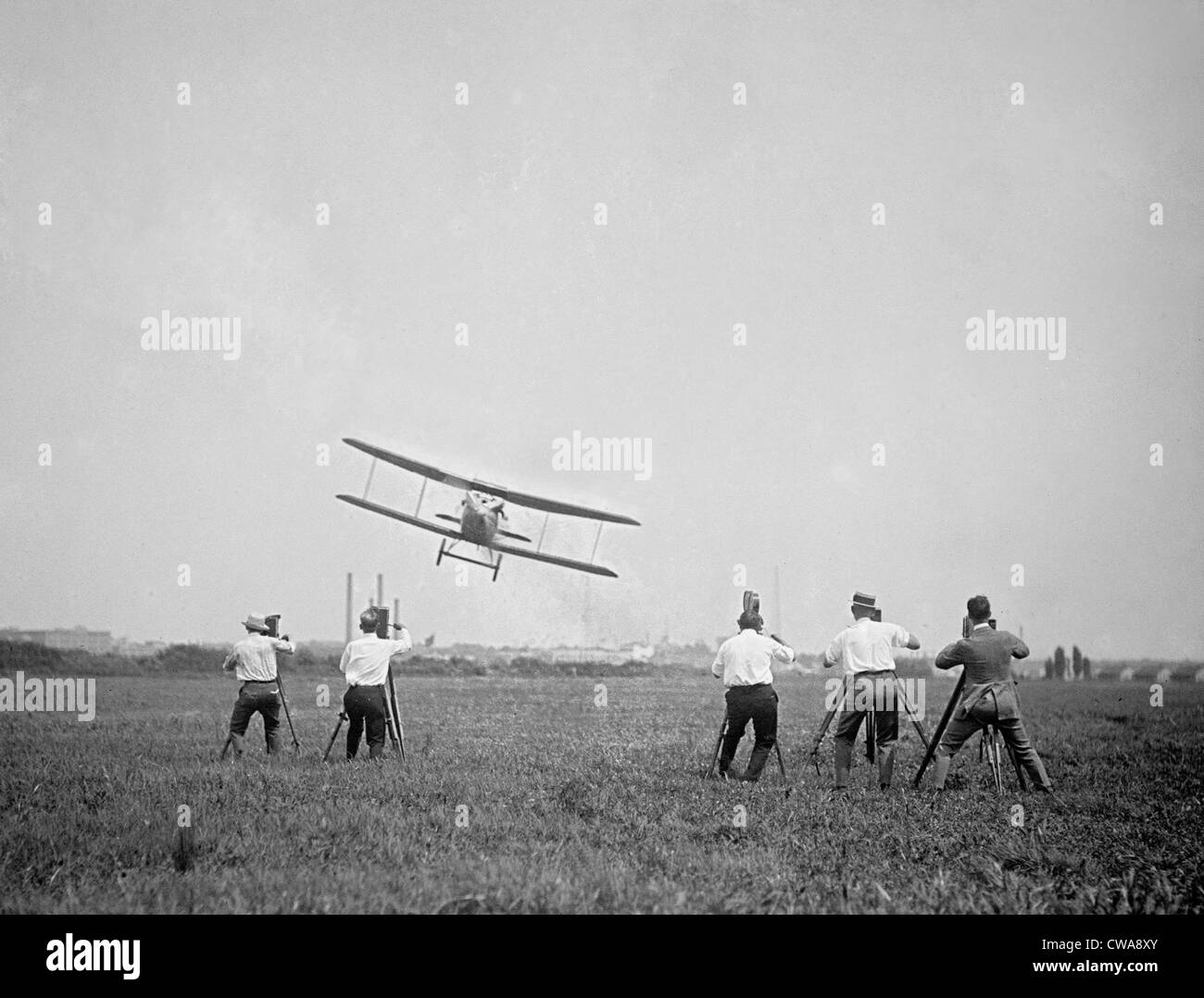 Vier Fotografen Kinofilm aufzeichnen ein Marine Wasserflugzeug brummt sie 1927 in der Nähe von Washington, D.C. Stockfoto