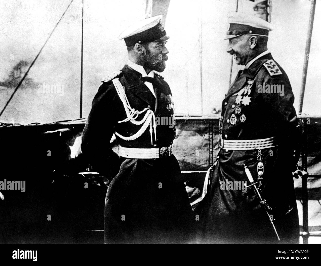 Zar Nicholas II von Rußland mit Kaiser Wilhelm II. von Deutschland, Anfang 1910. Höflichkeit: CSU Archive/Everett Collection Stockfoto