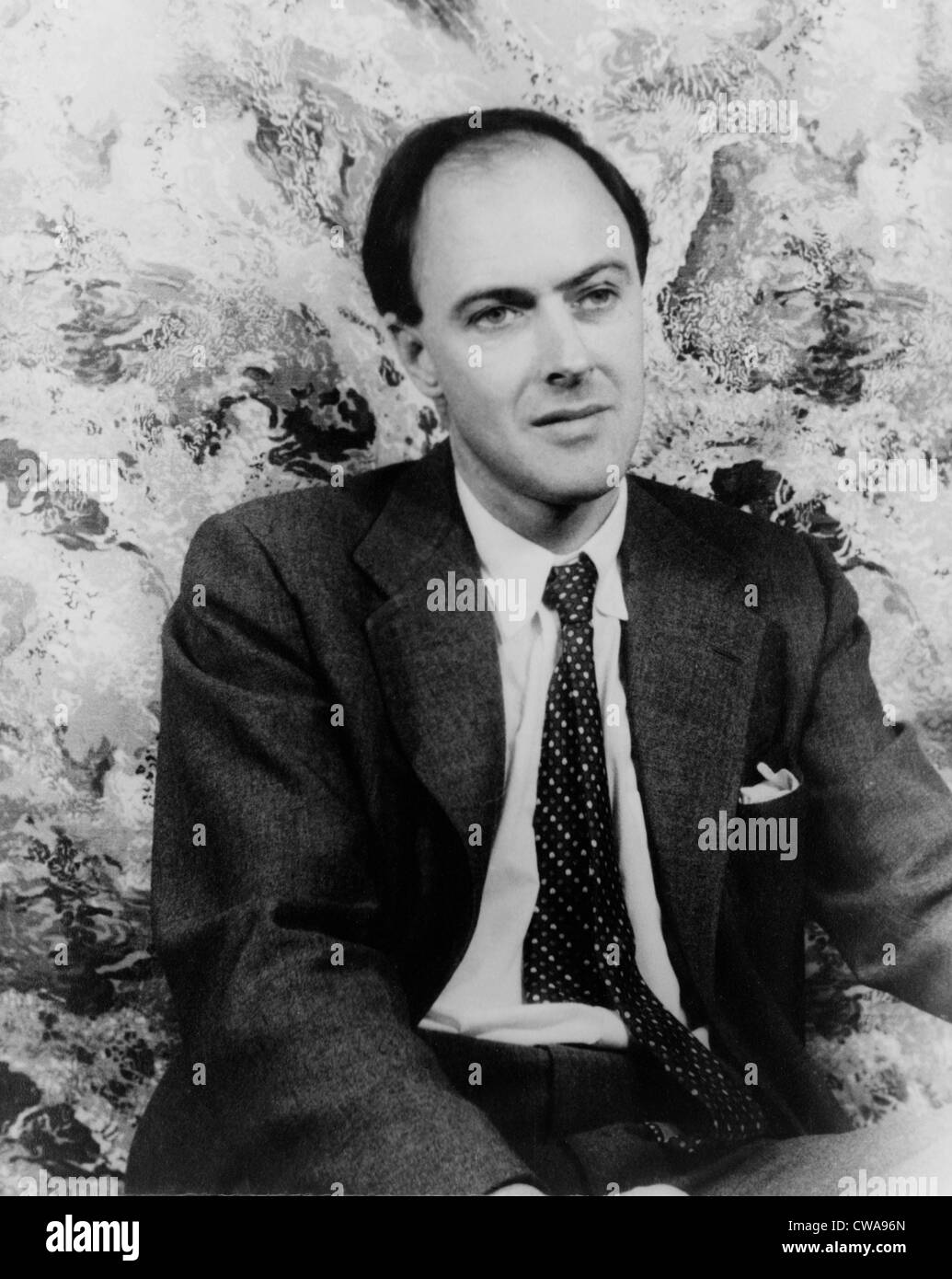 Roald Dahl (1916-1990), britischer Autor von Romanen, Kinder Geschichten und Drehbücher in 1954 Porträt von Carl Van Vechten. Stockfoto