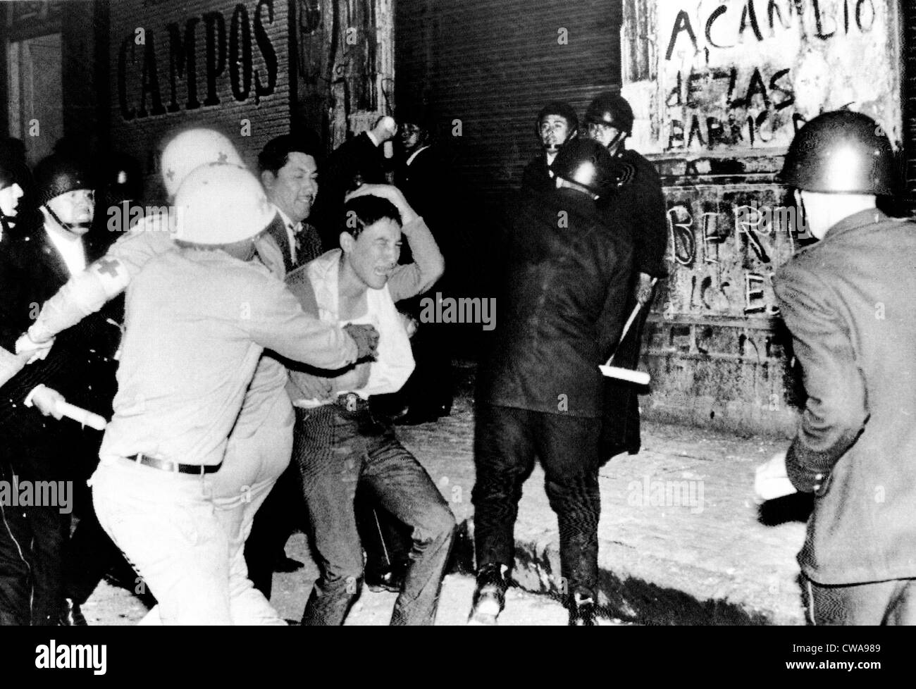Mexiko-Stadt: Bereitschaftspolizei kämpfen einen Student Demonstrator in einer Nacht der Gewalt, die mit mexikanischen Armee Truppen mit endete Stockfoto