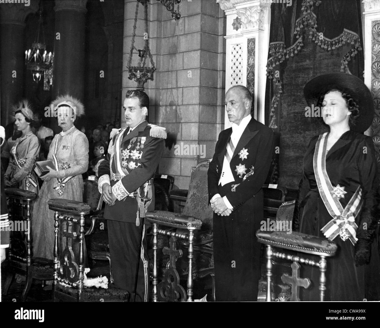 Fürst Rainier III (Mitte) bei seiner Inthronisation flankiert von (V.l.) Prinzessin Antoinette von Monaco, Prinzessin Charlotte Stockfoto