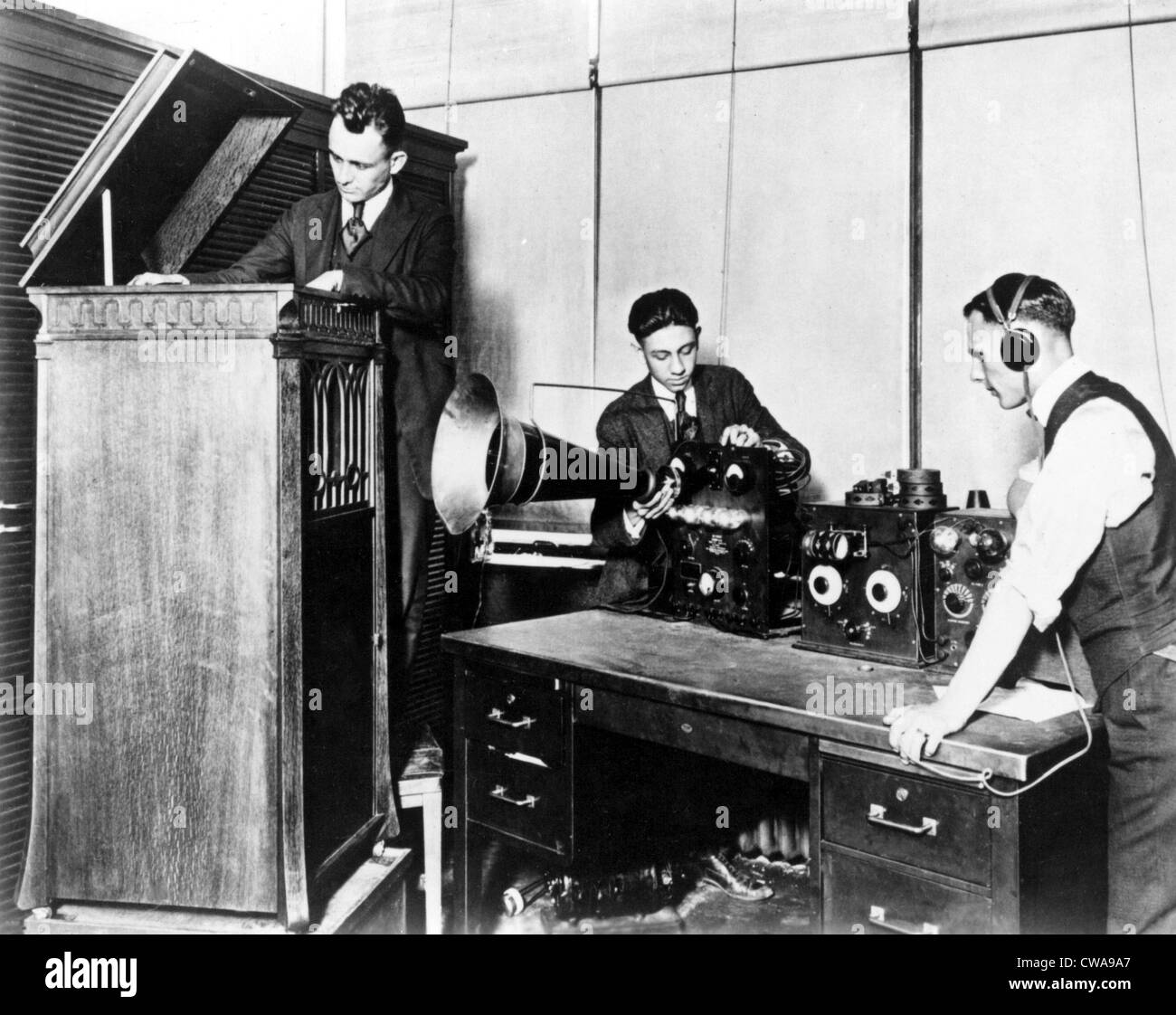 Mitarbeiter der 8MK Detroit News Tests ein Radio, ca. 1920. Höflichkeit: CSU Archive / Everett Collection Stockfoto
