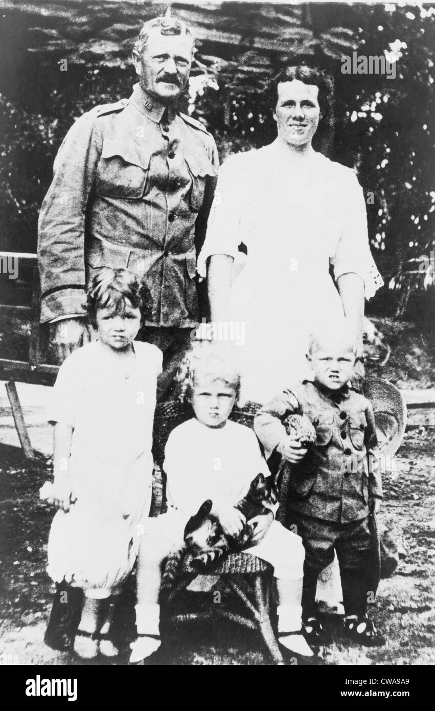 General John Pershing (1860-1948) mit Frau und drei Kindern. In 1915 waren seine Frau und zwei von ihren drei kleinen Kindern Stockfoto