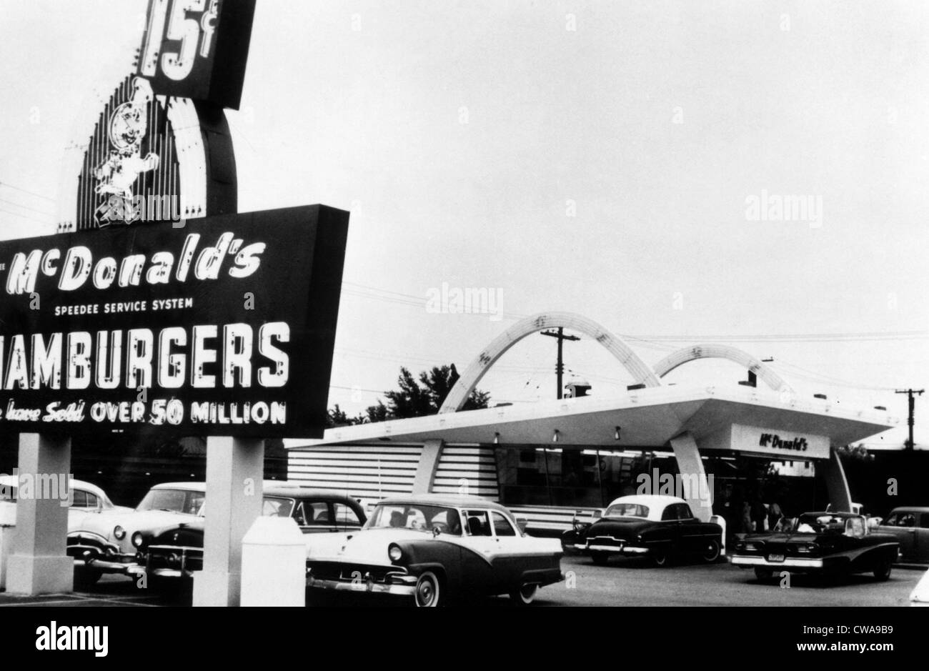 Ein McDonalds-Restaurant, mit einer zehn-Item-Menü gebaut rund 15 Cent Hamburger, c. der 1950er Jahre. Höflichkeit: CSU Archive/Everett Stockfoto