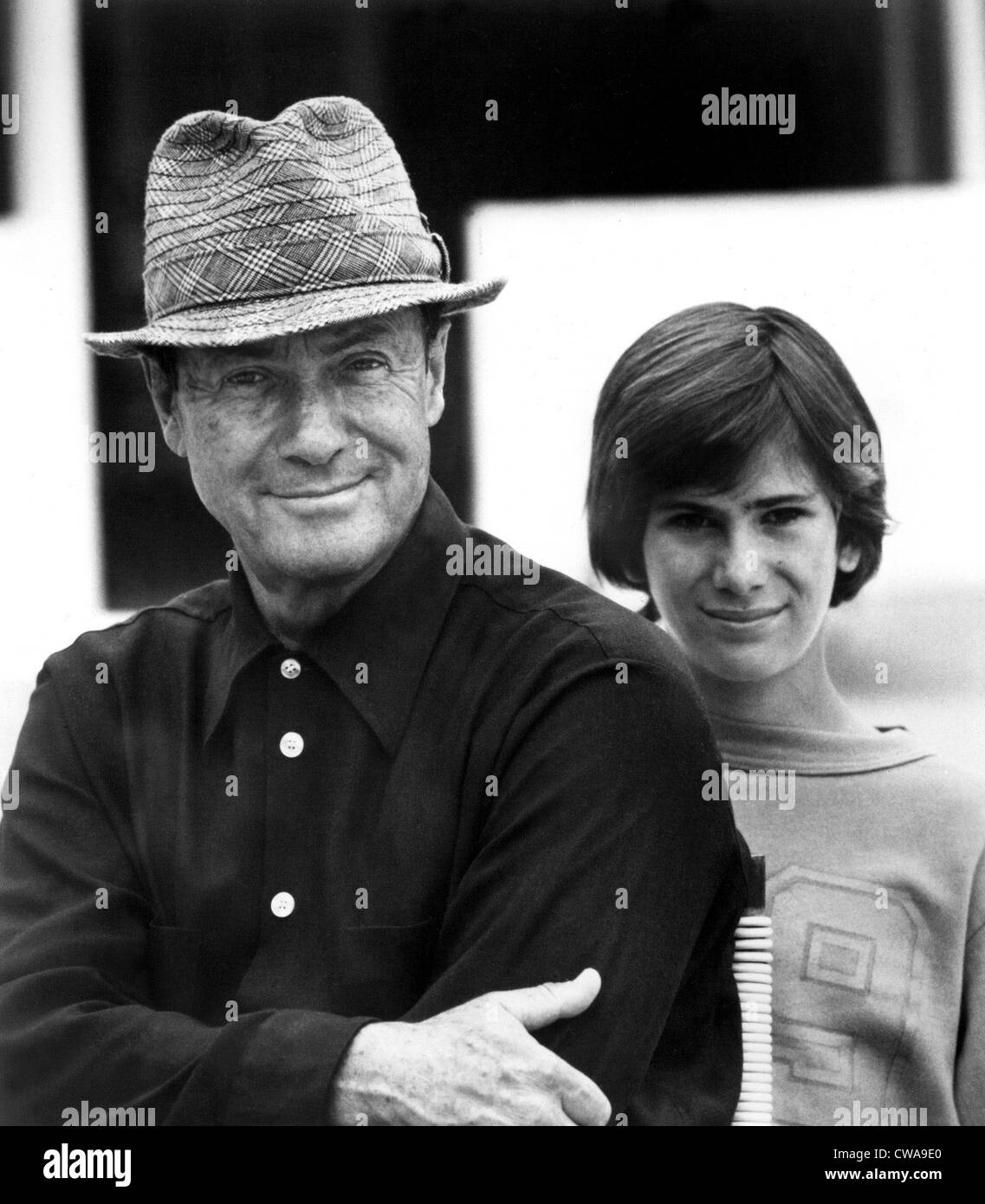 Ross Macdonald mit Enkel Jim auf The Originals Autor: Schriftsteller In Amerika. Höflichkeit: CSU Archive / Everett Collection Stockfoto