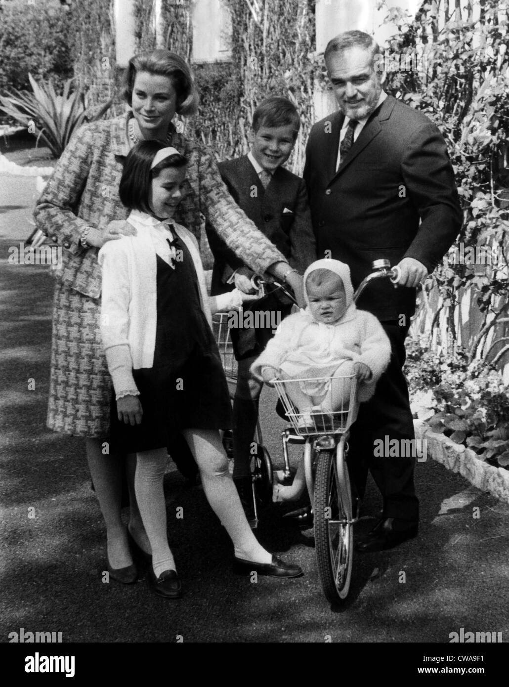 Die königliche Familie von Monaco posiert im Garten ihres Palastes. L-r: Prinzessin Grace, Prinzessin Caroline, Prinz Albert, Stockfoto