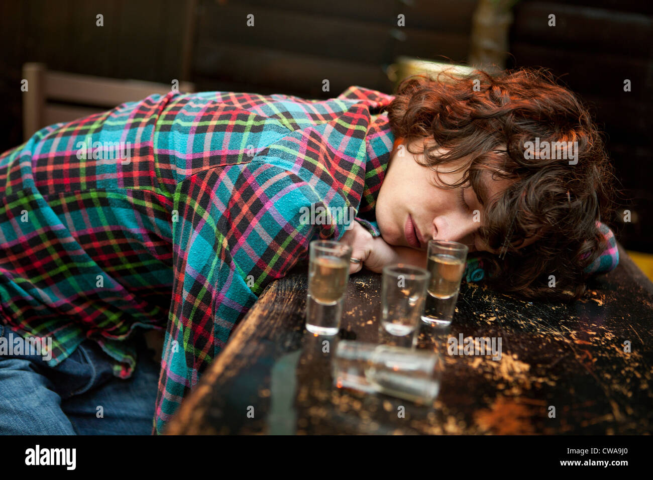 Drunken Man Sleeping On Bar Stockfotos & Drunken Man Sleeping On Bar ...