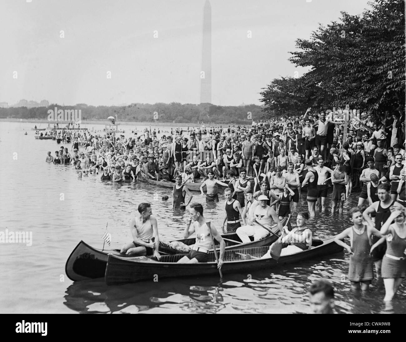 Menge der Badegäste genießen die Kanu-Regatta und Wasser Karneval, Tidal Basin, Washington, D.C., 1924. Stockfoto