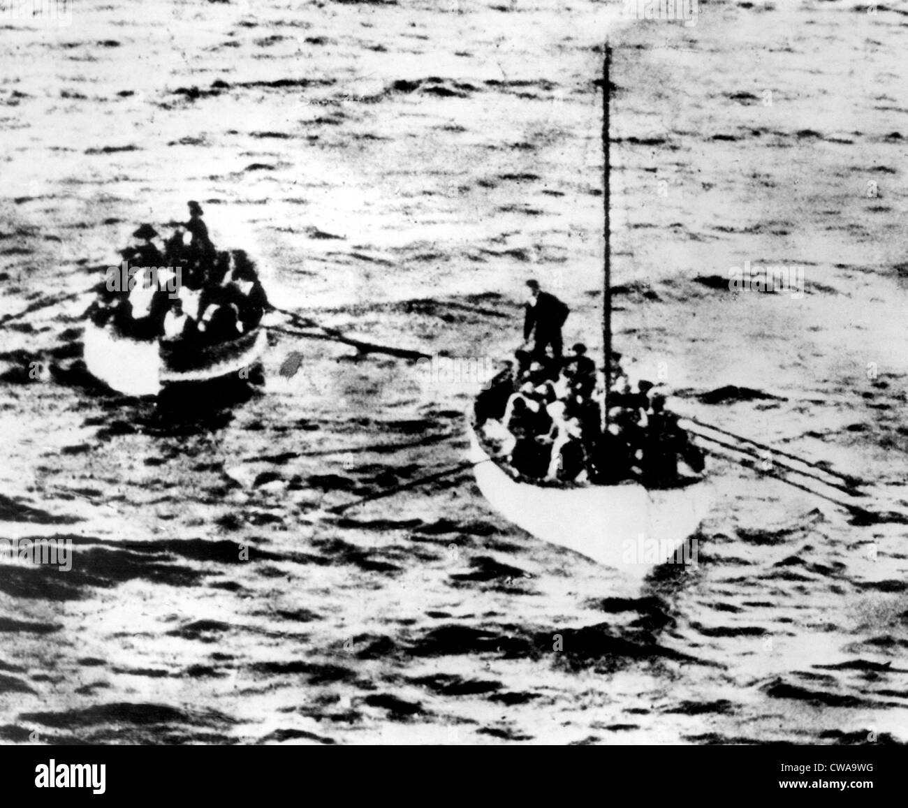 Zwei Rettungsboote mit Überlebenden des Schiffbruchs RMS Titanic, 1912... Höflichkeit: CSU Archive / Everett Collection Stockfoto