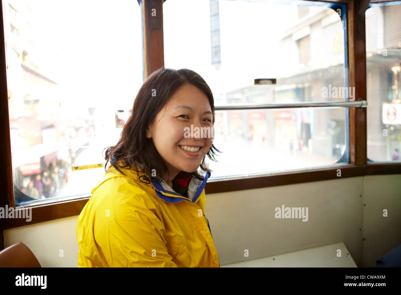 Porträt der Frau in der Straßenbahn Stockfoto