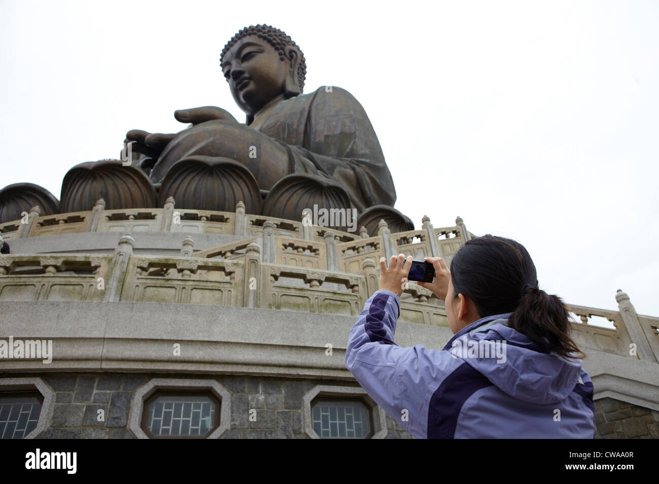 Frau nehmen Foto von Tian tan Buddha, Hongkong, china Stockfoto